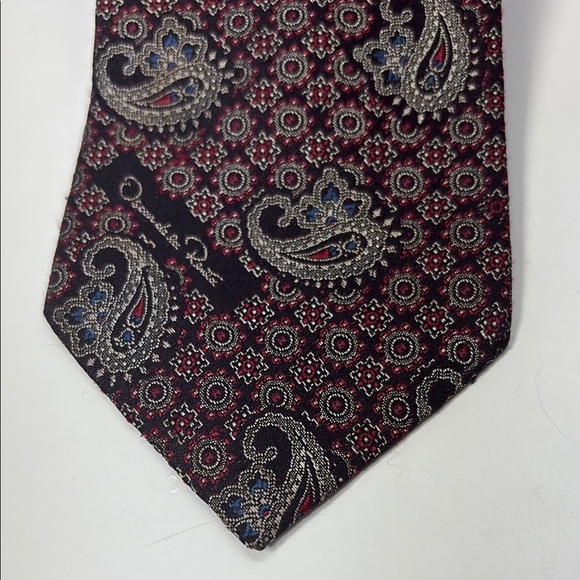 Oscar de la Renta Black, Red & Cream Paisley Tie with Intricate Design - Picture 8 of 8